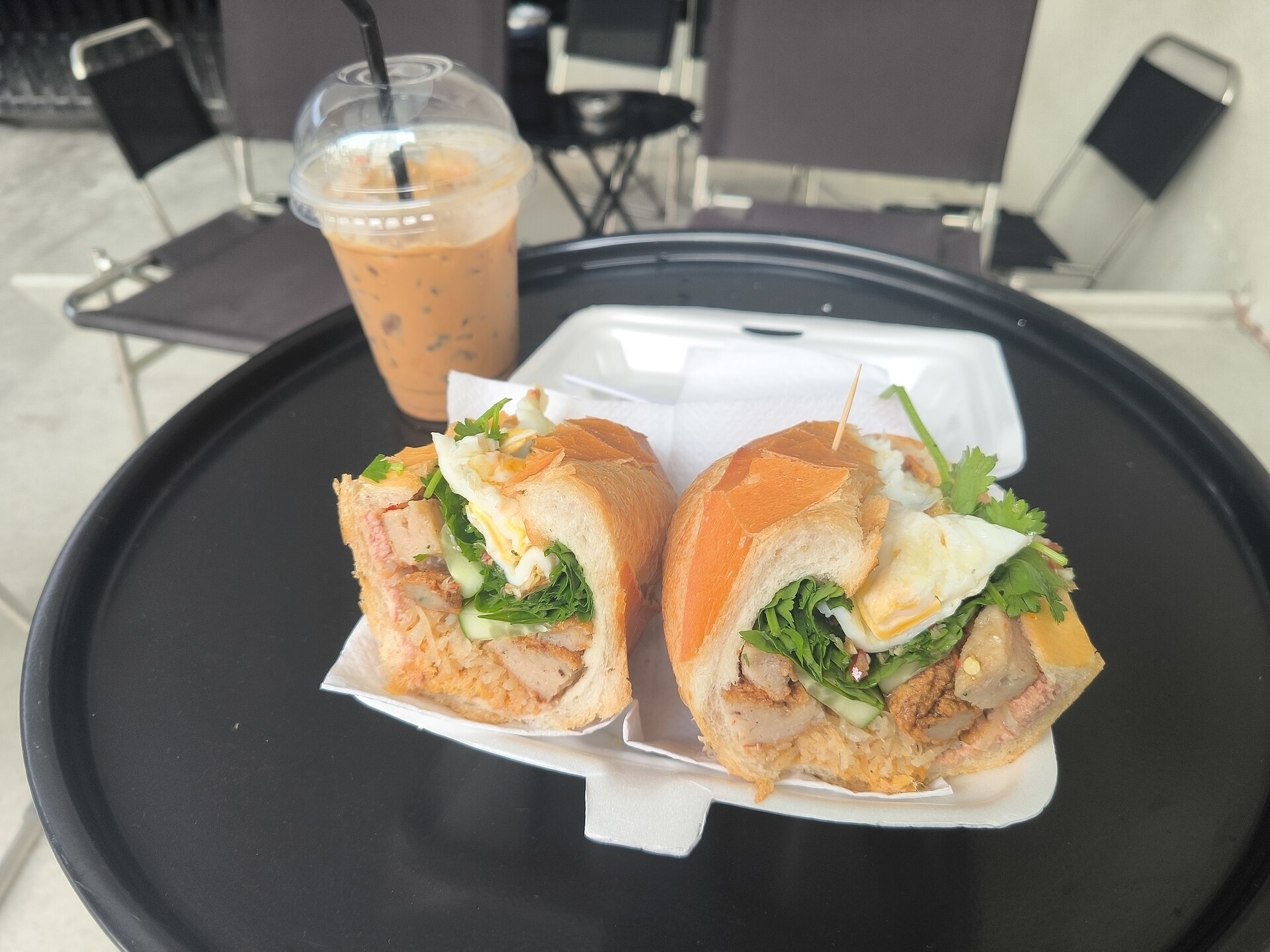 Bánh mì et café glacé vietnamien