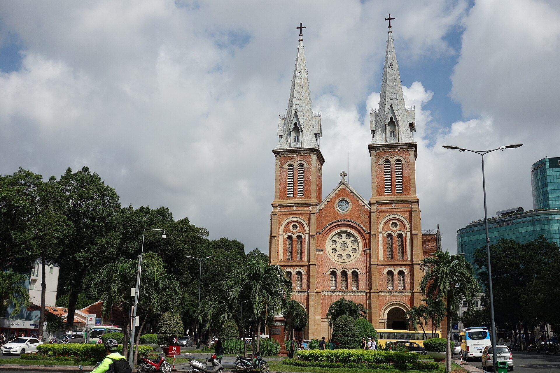 La basilique Notre-Dame de Saigon en briques roses