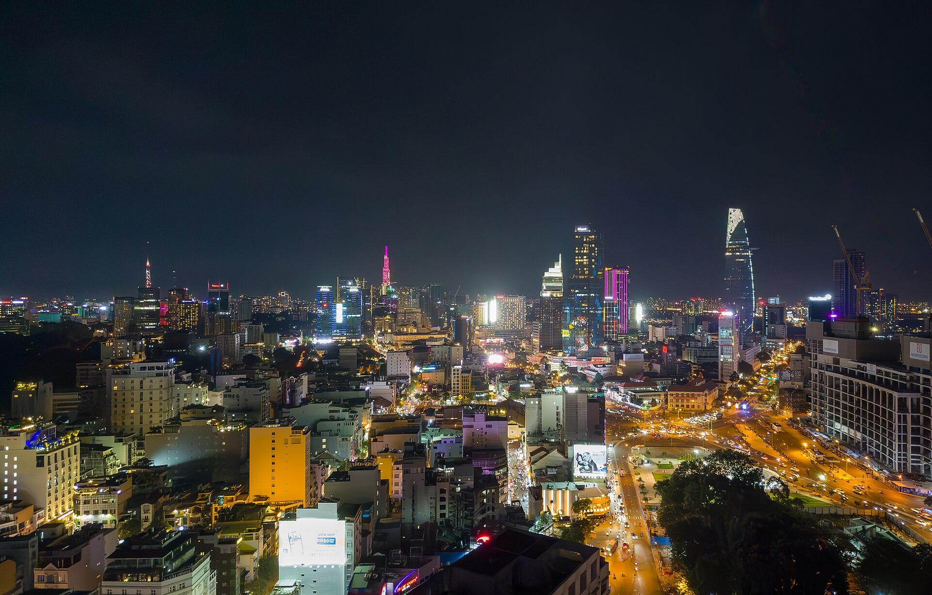 La skyline de Hô Chi Minh-Ville illuminée la nuit