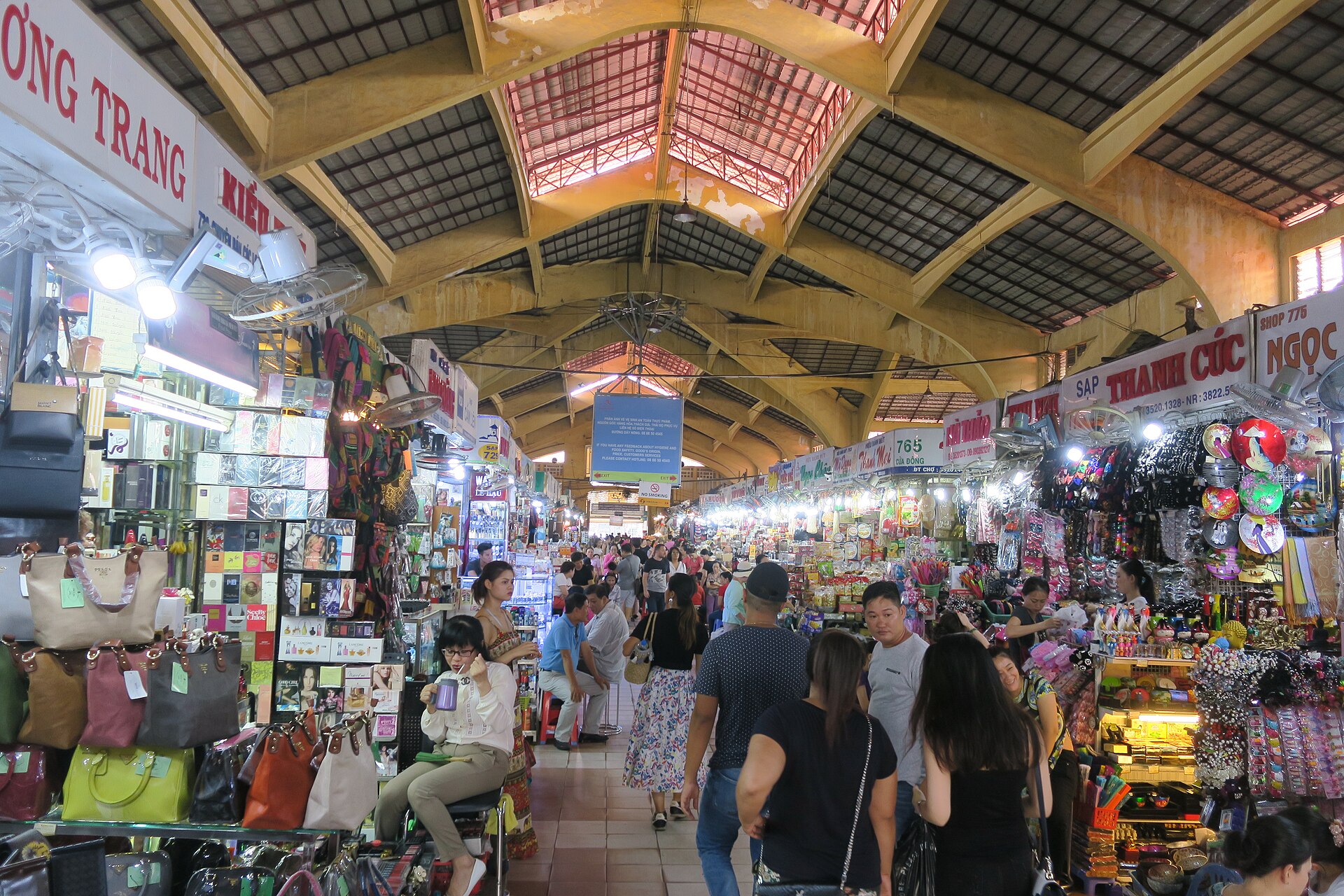 Les allées couvertes du marché Bến Thành