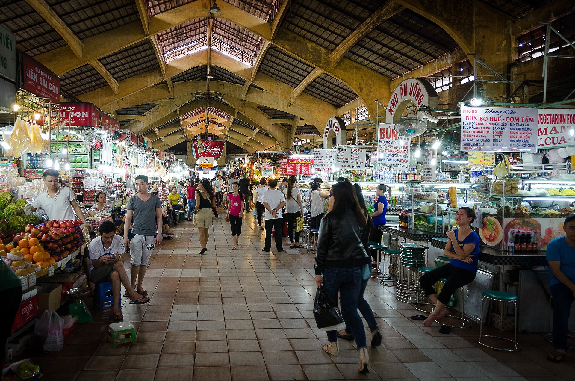 Étal de fruits dans un marché de Saigon
