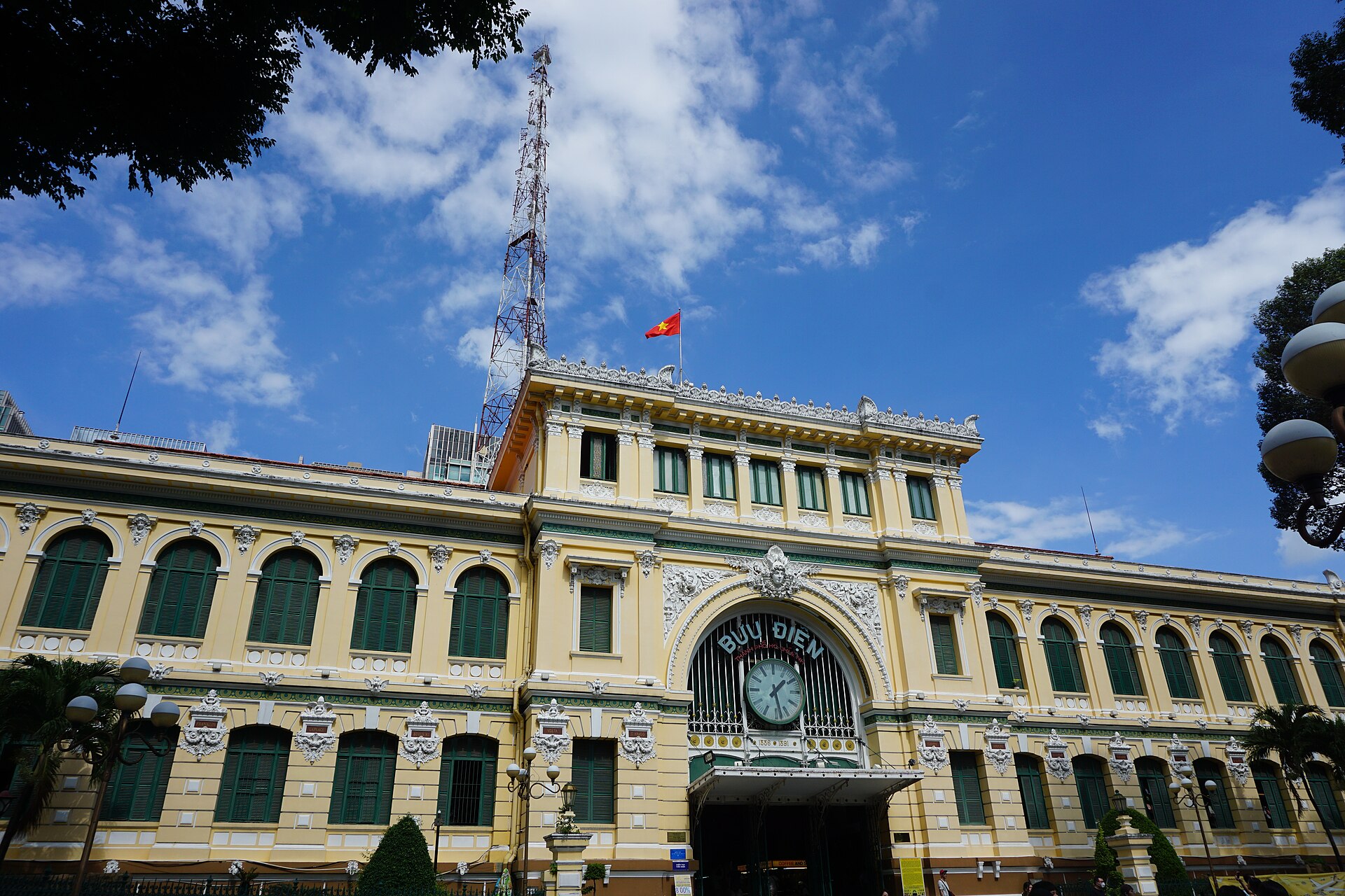 La façade jaune de la poste centrale de Saigon