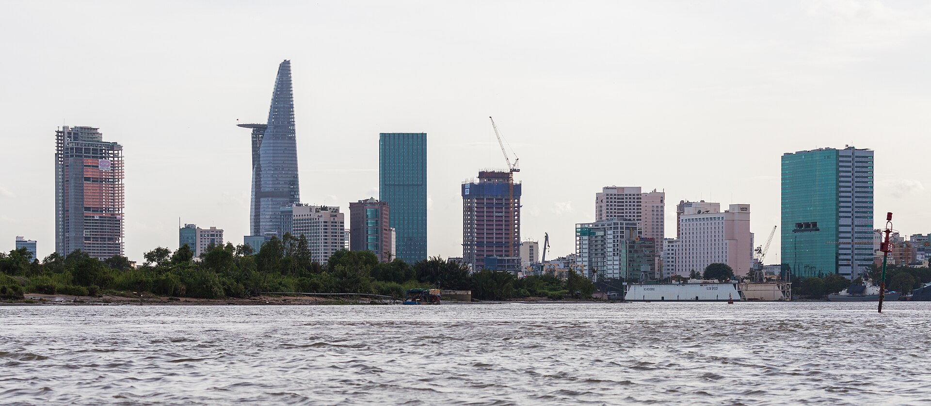 La rivière Saigon et la skyline au loin