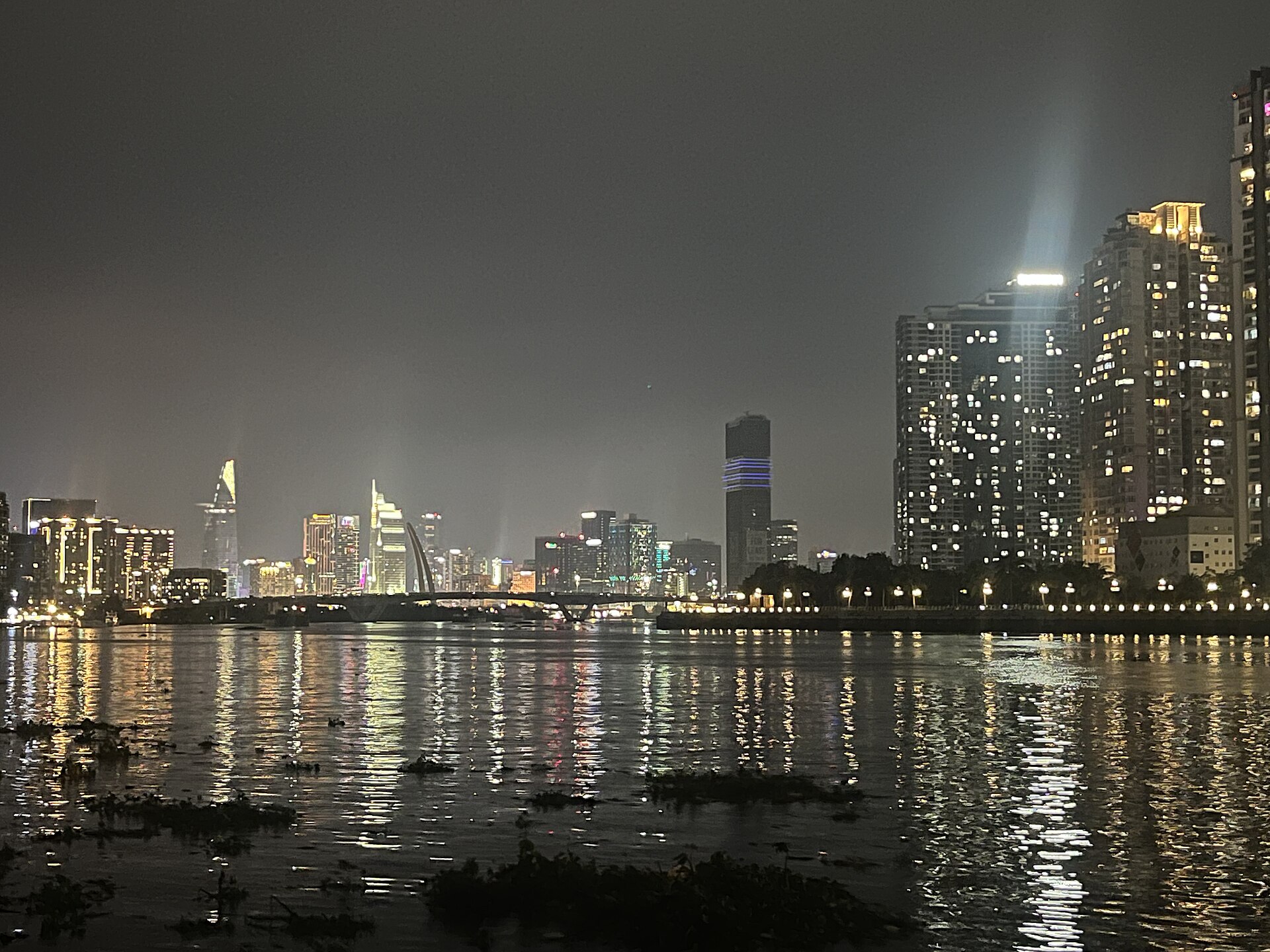 Les néons et tours du centre de Saigon la nuit