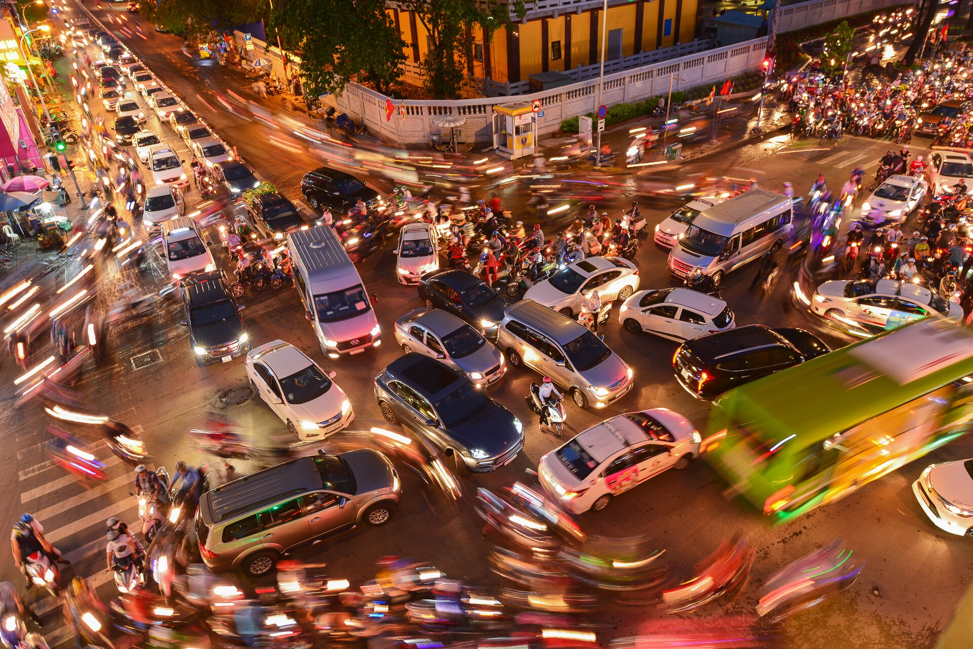 Le flot de scooters et de voitures la nuit à Saigon